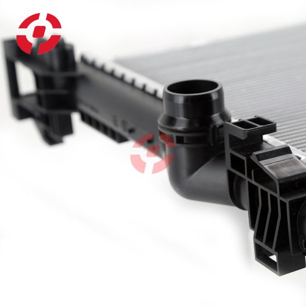 32224828 Pièces automobiles Système de refroidissement du moteur de voiture refroidisseur de liquide de refroidissement Radiateur en aluminium Réservoir d'eau en plastique pour VOLVO XC90