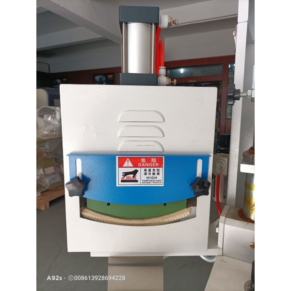 Reparación de maquinaria Máquina de moldeado de prensa térmica 2.7KW refrescada por agua