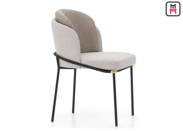 O restaurante moderno curvado do metal preside o estilo minimalista moderno com estrutura preta do metal