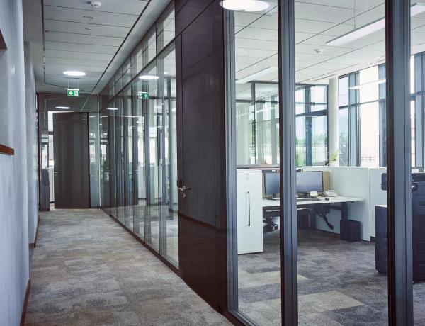 Paroi de cloisonnement en verre à trame coulissante d'aluminium trempé Pour les murs de projet de bureau