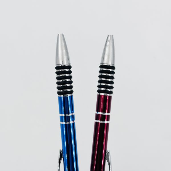 Un stylo à bille classique en aluminium antidérapant avec logo d'impression