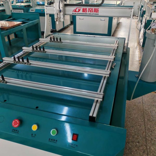 8 Heads Glue Dispensing Robot with 600*600mm Working Range and Precise Stepping Motor for Backlit Panel Light Assembly