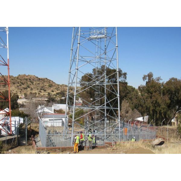 O mergulho quente equipado com pernas do aço 3 galvanizou a torre tubular com enterramento do relâmpago do suporte