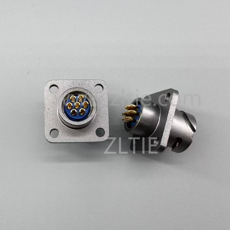 FQ14 Series 5-Pin Square Flange Male Socket