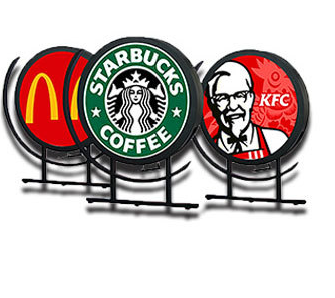 Настраиваемый P4mm HD логотип LED дисплей для рекламы розничной торговли 5000nits 3840Hz обновление