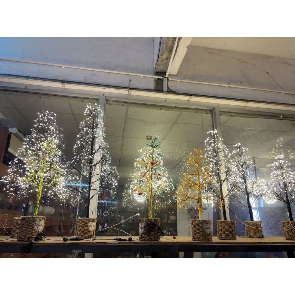 Simulated wire Christmas tree - suitable for holiday home decoration. Copper wire LED tree lights of various heights for Christmas parties.