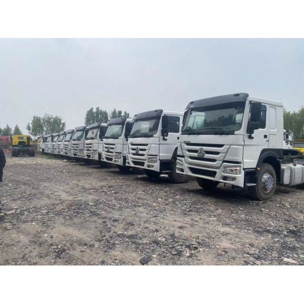 Suspensión aérea rápida de 10 ruedas camión pesado de 12 plazas camión tractor sin cámara trasera y dirección a la izquierda de Sinotruck