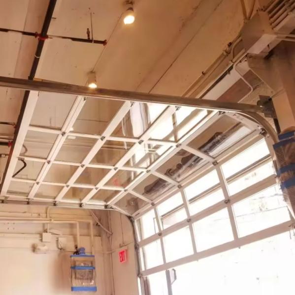 Porta seccional de alumínio revestida em pó com vidros duplos Excelente isolamento Venda direta de porta seccional