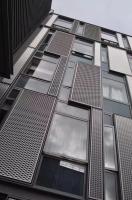 Barrière en aluminium bleu, plafond en bande métallique en forme de C. Absorption du son en blanc