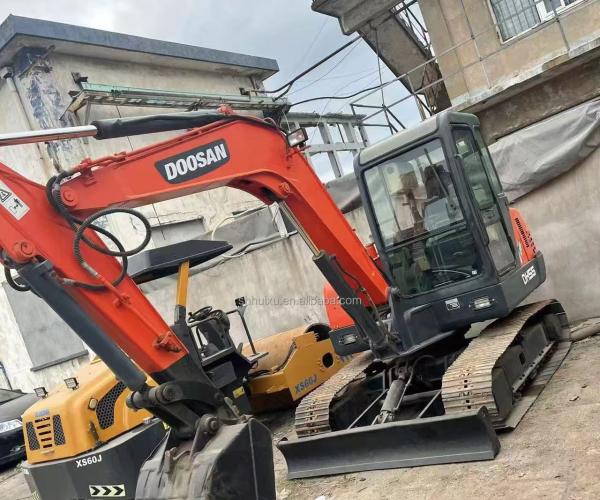 Excavatrice compacte Doosan DH55 d'occasion avec moteur Yanmar 4TNV94L