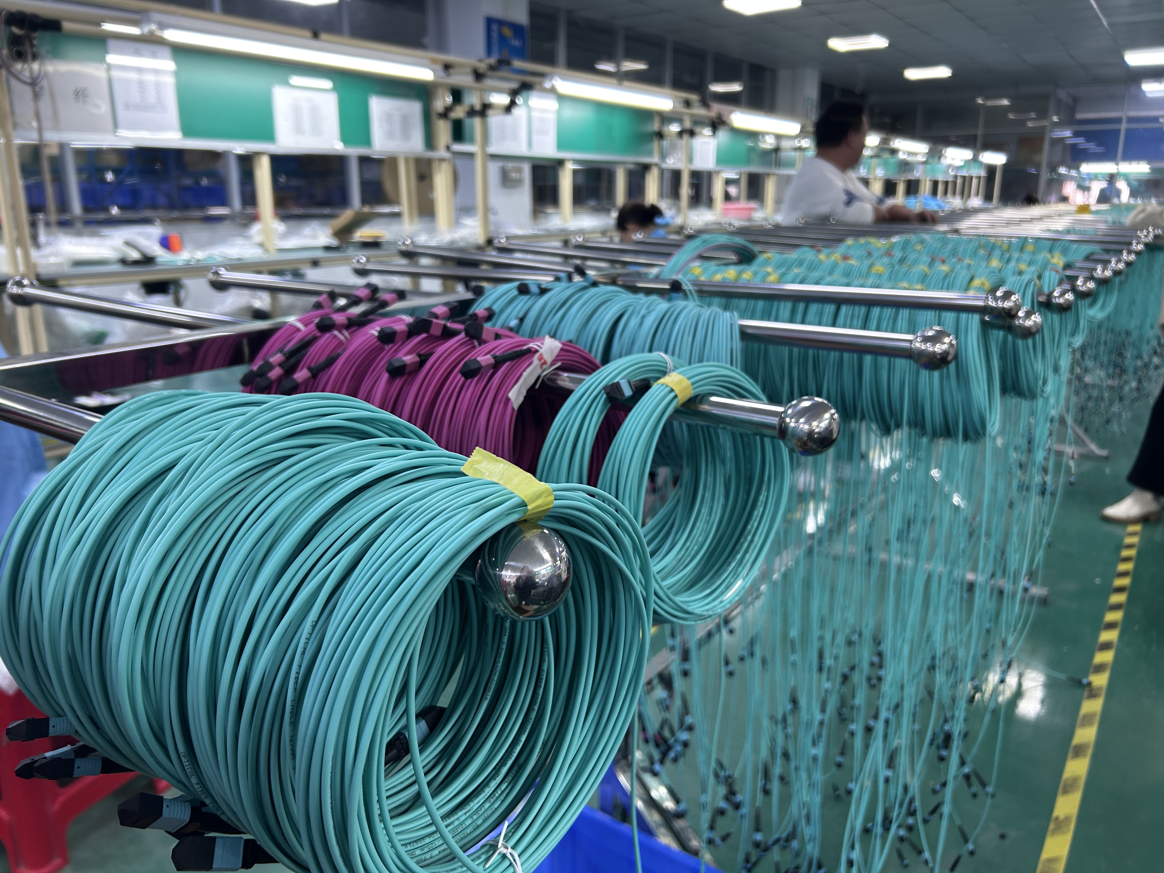 24 Волоконно-оптические MTP MPO кабельные сборы OM3 10G Aqua 25 метров Синий