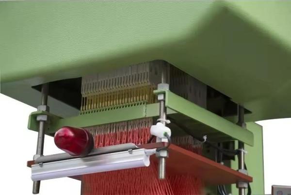 Telar jacquard computarizado plano automático: Especializado en el tejido de cintas estrechas para ropa interior