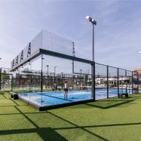 Palais de padel panoramique Stade de padel en verre 10*20m Blanc Noir personnalisé avec lumière d'inondation LED / poteau en acier / treillis en acier