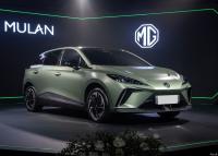 Mano izquierda que conduce los coches eléctricos EV MG4 Mulan los 425km de la ventana trasera