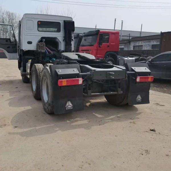 Sinotruck HOWO 6X4 Tractor Head Truck for Euro2 Emission and 400L Aluminum Oil Tanker