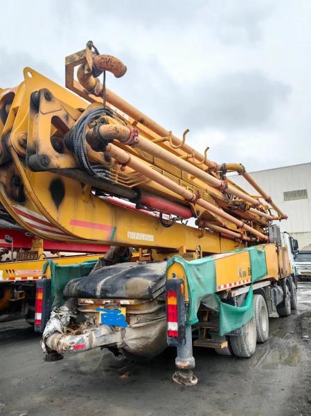 Pompes à béton d'occasion Poids total 42870kgs sur une Mercedes Benz Xc Mg 56 M avec pièces
