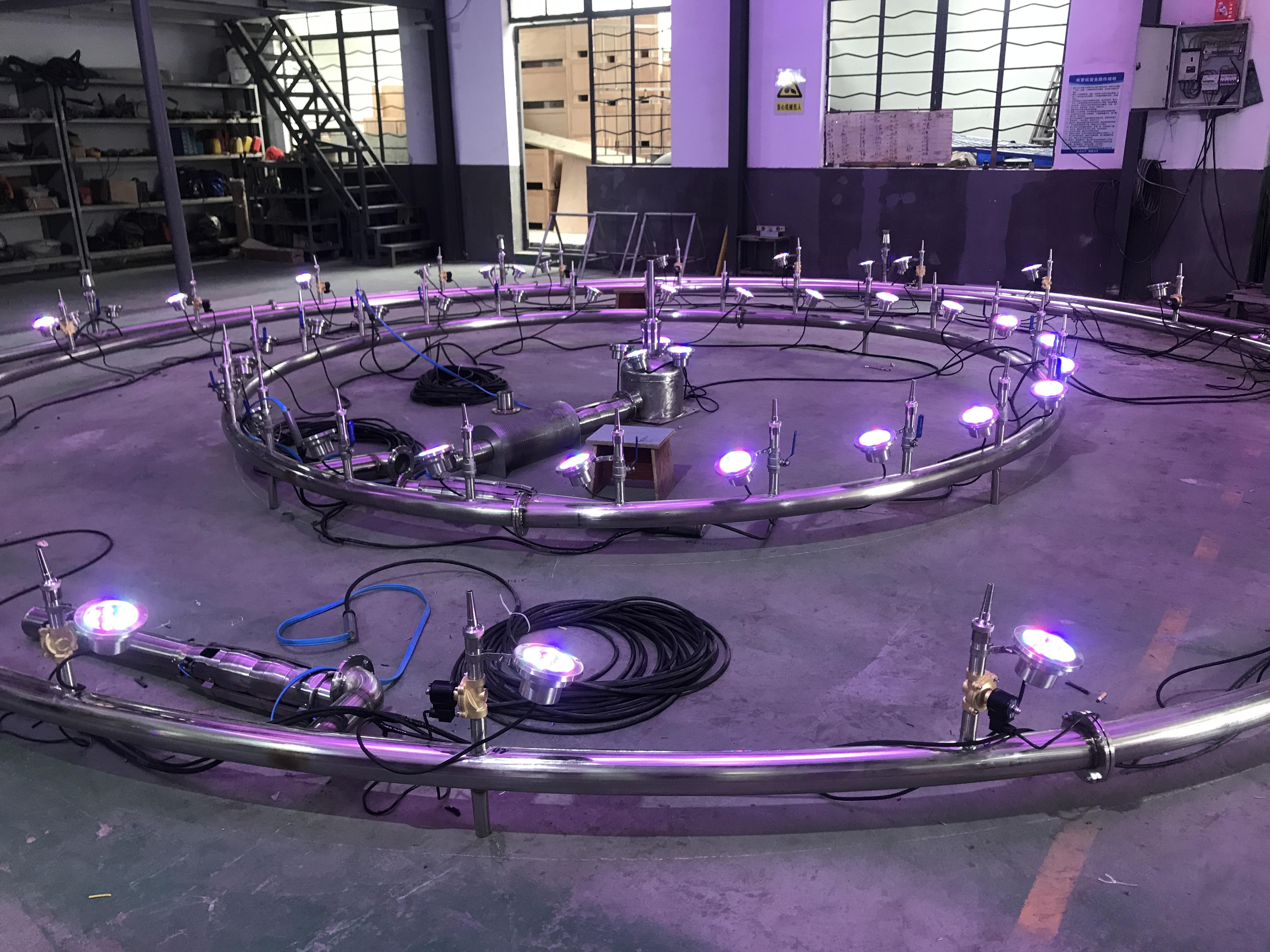 Озеро Музыка Танцы Выступление На улице Фонтан Вода Экран Кинопроектор