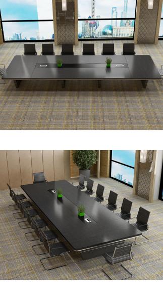 Mesa de conferências em preto para formação criativa em hotéis e hospitais