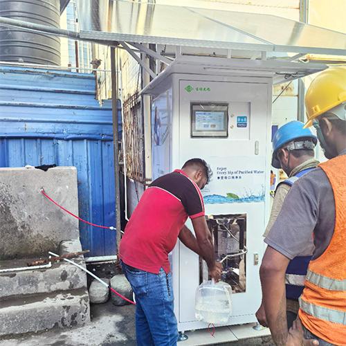 Dispensateur d'eau à énergie solaire en libre-service, fonctionnant par osmose inverse