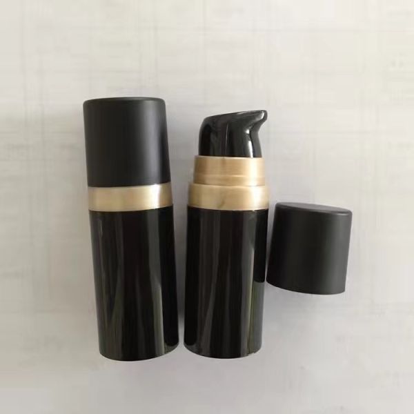 Пластиковый безвоздушный насос разливает косметическую/красочную бутылку по бутылкам распределителя насоса