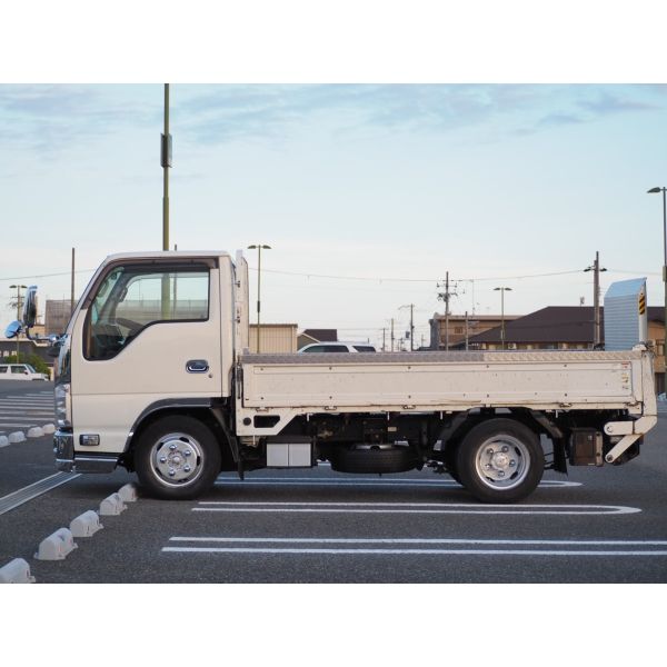 Isuzu Elf Truck 2 Ton Wide Long Low Floor MT Load Size 430/207/38 ETC Aluminum Block Hill Start Assist Leveler Rearview Camera1Spare Tire 2Ton Base 2Ton Car Mission Manual MT Mounting Flat Car 6 Speed