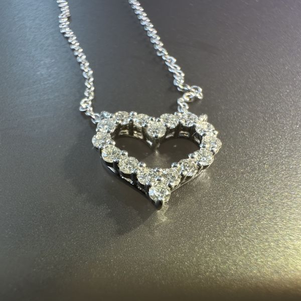 Customized Luxury 18K Gold Heart-Style Pendant Handmade Diamond Necklaces for Women for Anniversary Wedding Banquet