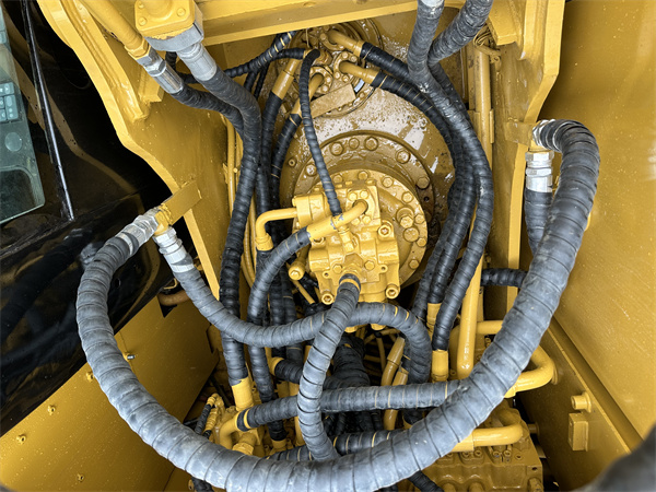 Crawler Moving Type Used Caterpillar Excavator 320D2 for Your Construction Needs