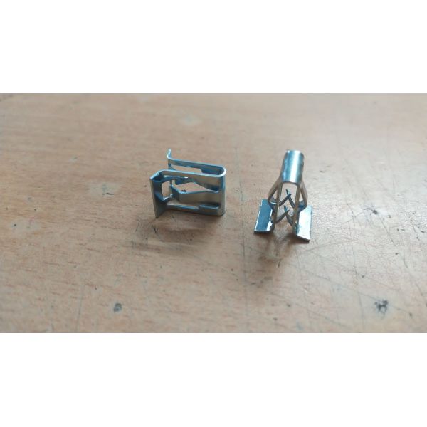 Durable Steel Retaining Clip Clamps – Automotive Fastening Components for Cable, Pipe & Panel Fixing