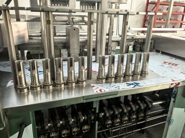 Small Vial Filling Machine For Vitamin D3 Sprays And Aromatherapy Essential Oils, High Speed GMP Production Machine With Siphon Filling Needles
