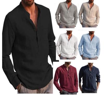 Do decote em V longo das luvas dos homens camisa de linho ocasional da praia