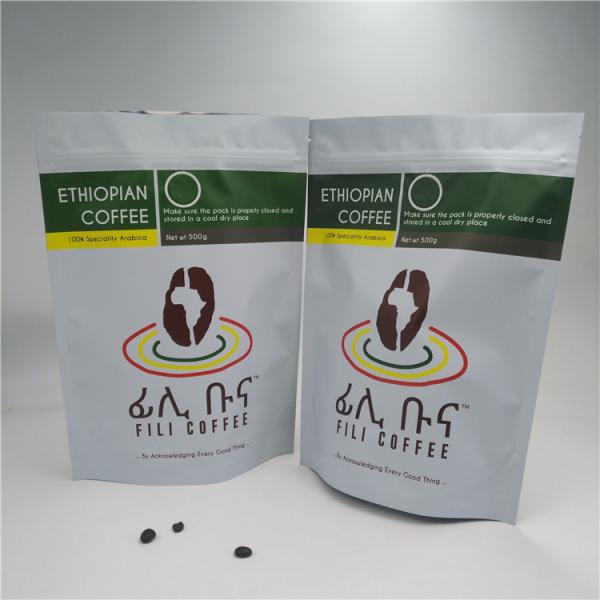 A folha de alumínio de empacotamento Doypack do saco da barra de chocolate do cannabis está acima dos sacos com logotipo