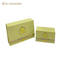 Boîte d'emballage cadeau à deux portes en jaune avec fermeture au bouton métallique et estampage en papier peint pour les occasions spéciales