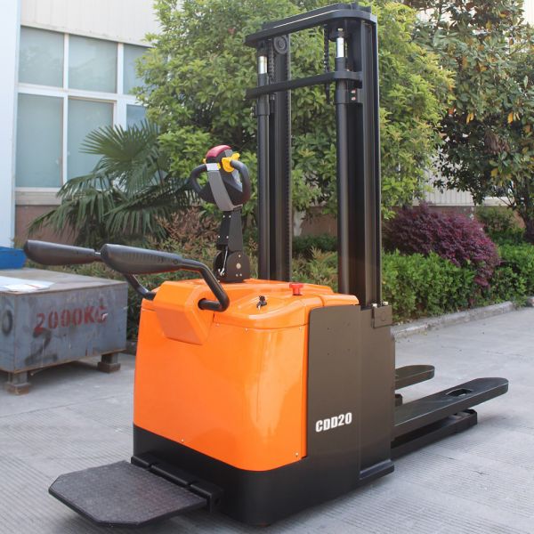 Free Battery Charger 2.0ton Electric Stacker with 4.5m Full Free Mast Triplex Fork Lift