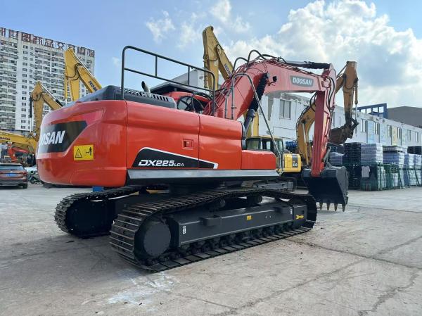 En bon état, utilisé, excavateur Doosan DX225LCA, de seconde main.