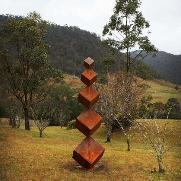 O grande cubo do jardim dá forma à escultura exterior de Rusty Metal Statues Corten Steel