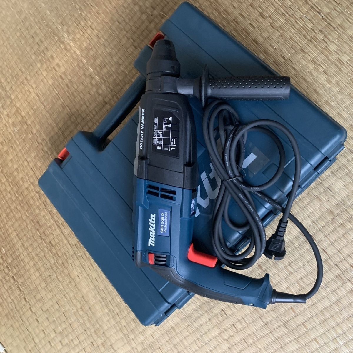 Makita 28D Corded Rotary Hammer Drill with SDS-PLUS Chuck Brush Motor 30mm Max Drilling Diameter 0-1,300 RPM No-Load Speed