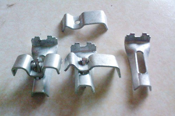 Решетка стального прута седловины закрепляет гальванизированную струбцину установки