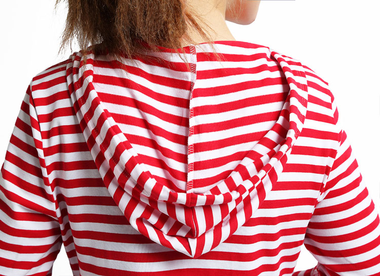 Женщины связали длинный рукав с платьем моды клобука