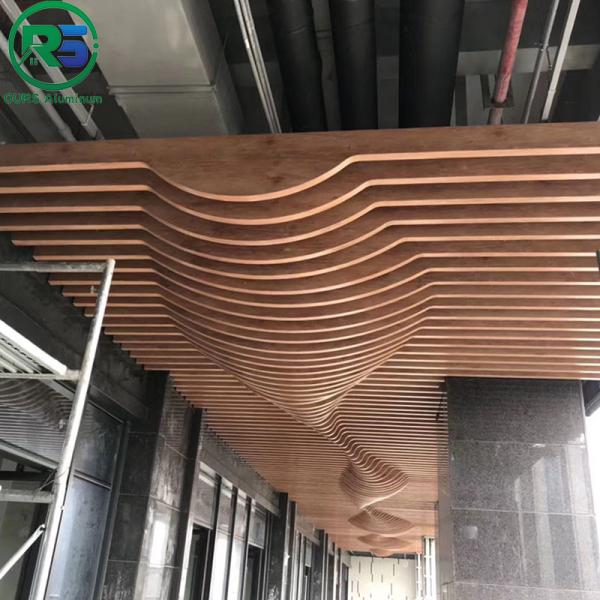 Plafond en métal suspendu linéaire écologique de 0,9 mm Plafond en aluminium blanc