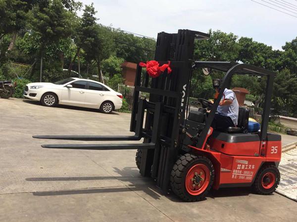 Diesel Powered Counterbalance Forklift Truck , Forklift 3.5 Ton With Comfortable Seat