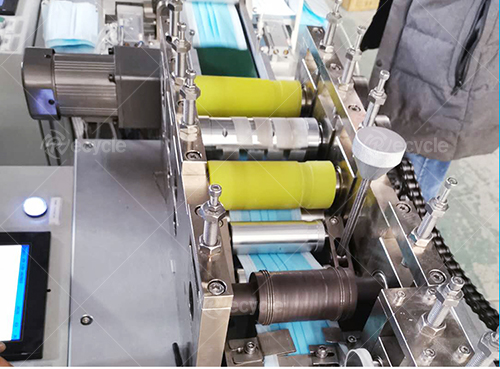 Fully Automatic 3 ply Nonwoven Fabric Disposable Medical Facemask Surgical Face Mask Making Machine Production Line