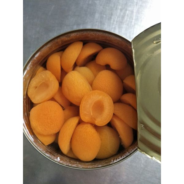 Законсервированные оптовой продажей половины абрикоса свежих фруктов в светлом сиропе