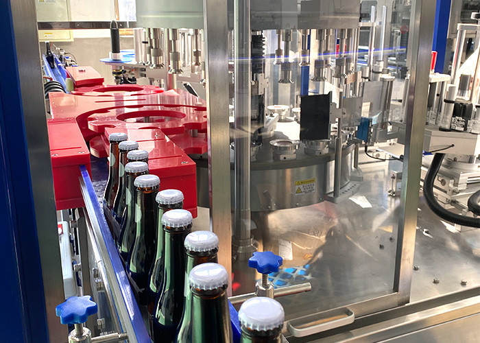 Напиток роторной воды Carbonated разливает тип по бутылкам стороны машины для прикрепления этикеток 3 стикера