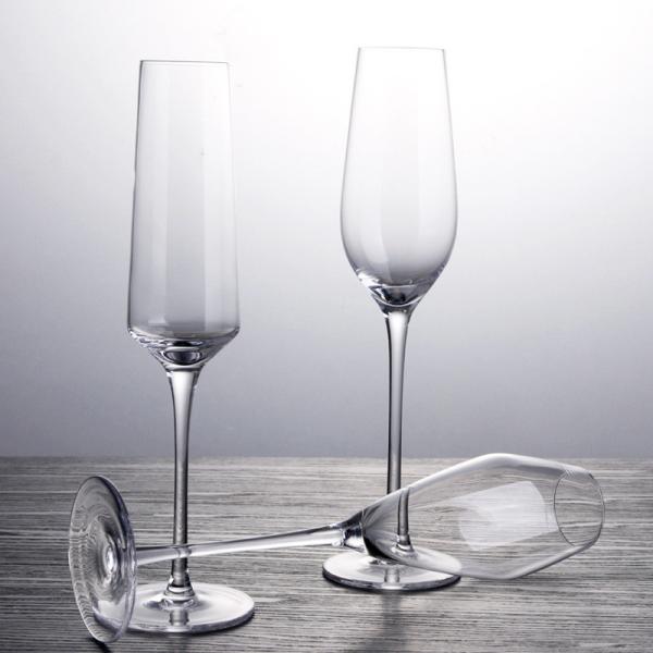 Os vidros de vinho de cristal luxuosos por muito tempo provieram vidros de flauta sem chumbo de Champagne