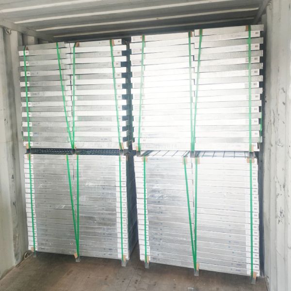 Вода дорожки подъездной дороги стекая горячую окунутую гальванизированную решетку