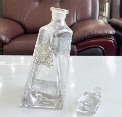 Decanter de uísque triangular de cristal sem chumbo de 23 oz.
