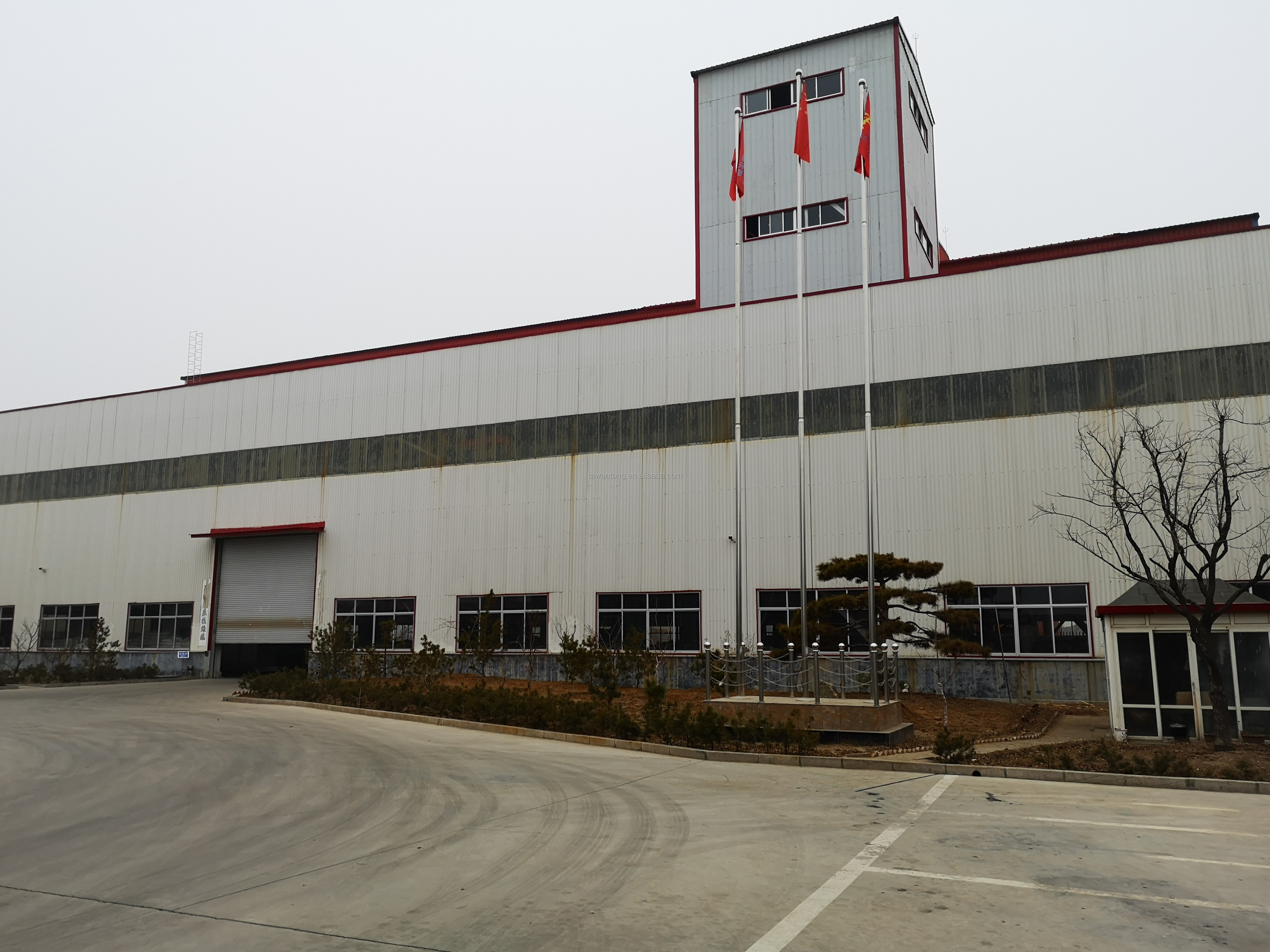 Держите ваши деревья гидратированными с помощью нашего 20 галлонного медленного выпуска поливного мешка для деревьев