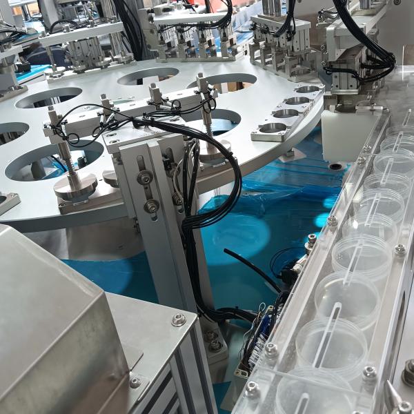 La máquina automática de ensamblaje de vasos de orina, compatible con los ascensores de alimentación y conectable a las máquinas de moldeo por inyección, mejora la eficiencia del ensamblaje de productos y reduce los requisitos de mano de obra.