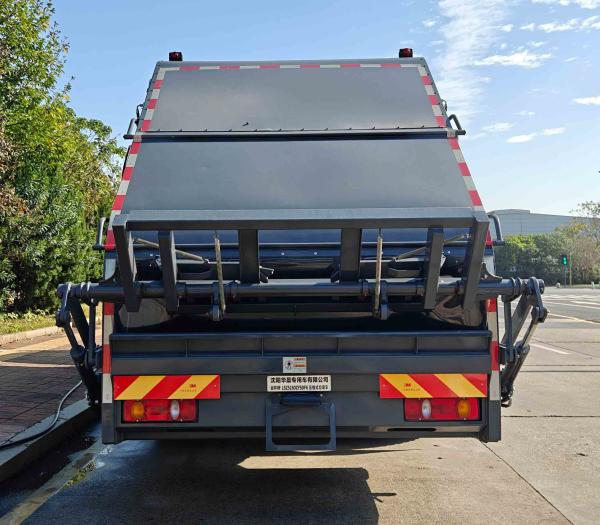 Le poids total de Dongfeng est de 18000 kg avec un camion compacteur de 18 cubes.