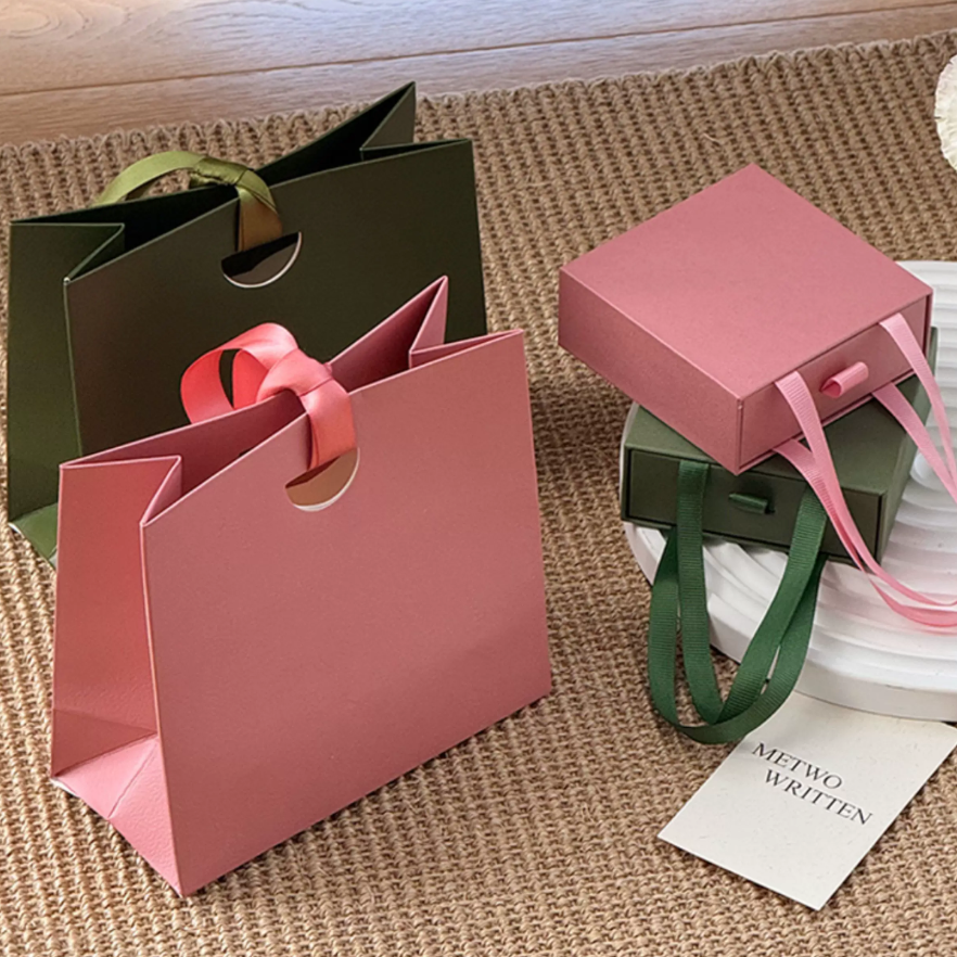 Ribbon Handle Paper Gift Bags with Die Cut Closure for Retail